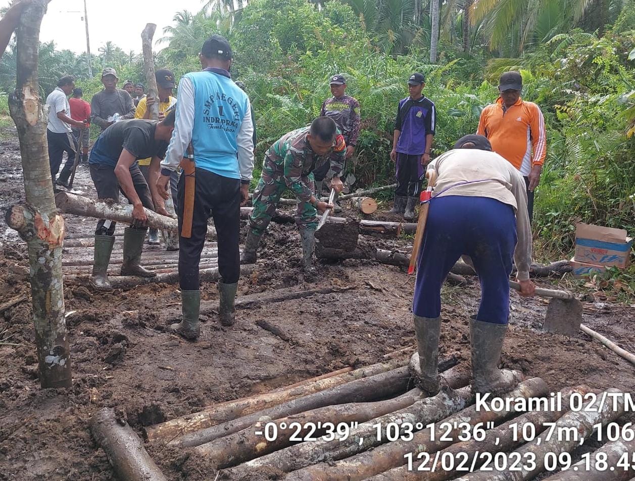 Bentuk Kepedulian, Babinsa Serda Agusmi Harianto Ikuti Gotong royong Perbaikan Jalan Lintas Tekulai – Tembilahan 