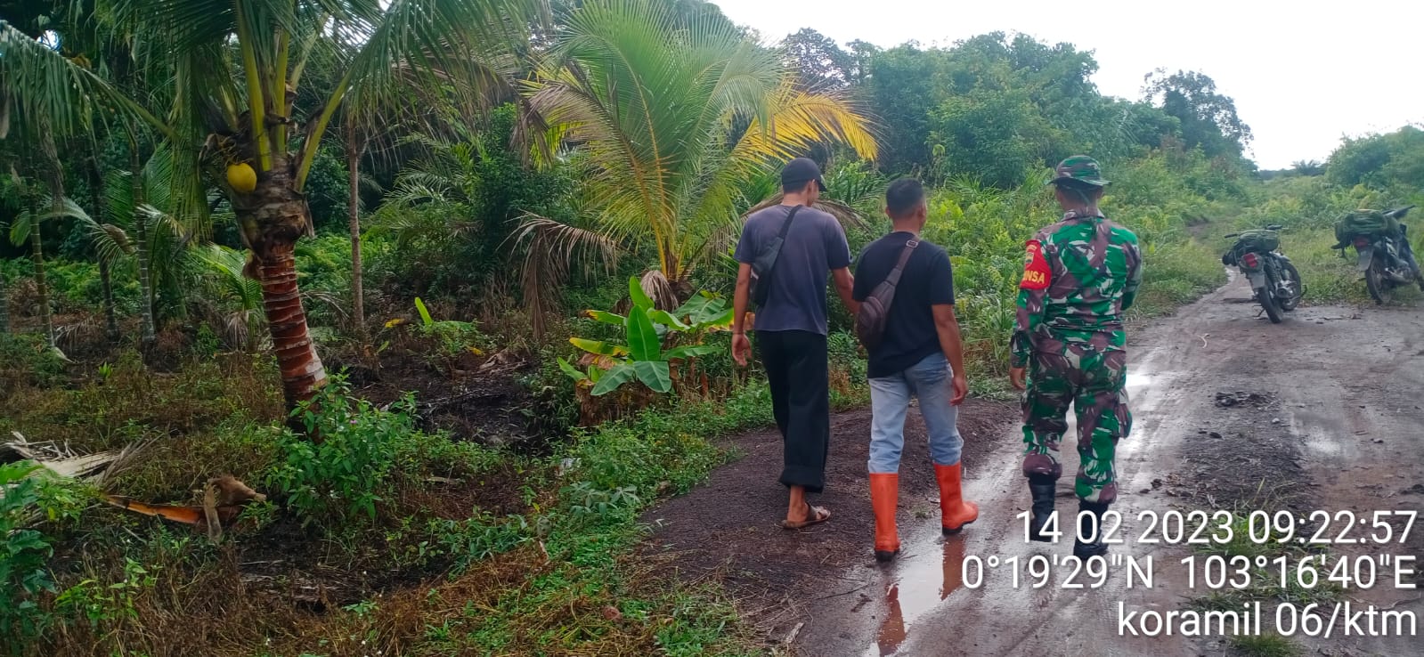 Cegah Karhutla di Wilayah Binaan, Babinsa Desa Hibrida Jaya Laksanakan Kegiatan Patroli Sasar Perkebunan Warga 