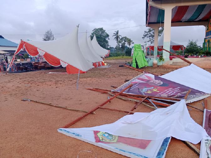 Angin Puting Beliung Tadi Malam Meluluhlantakkan Stand STQ Kundur Barat