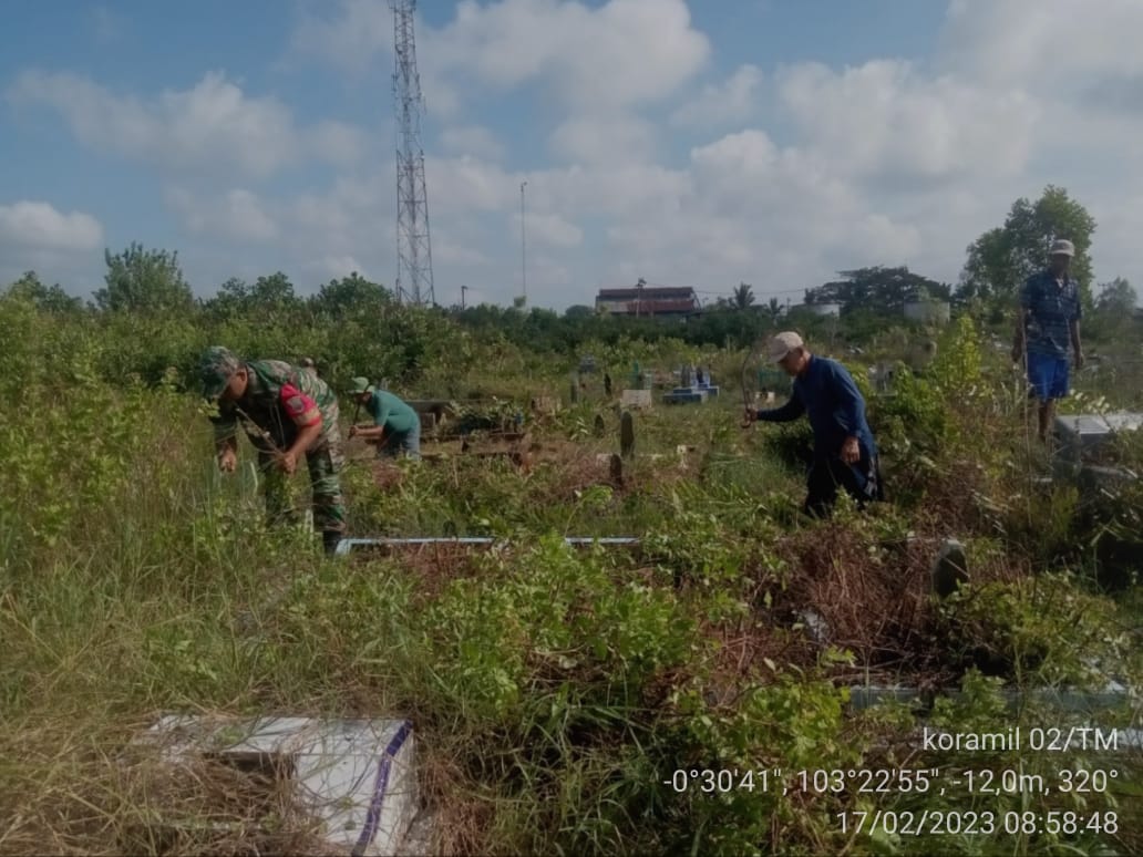 Peduli Lingkungan, Babinsa Sertu P Siregar Ikuti Gotong Royong di TPU Desa Tanah Merah 