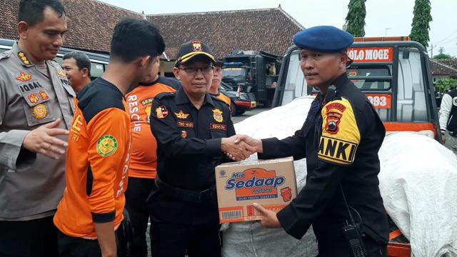 Ketua Umum Senkom Mita Polri Peduli Siap Sigap Membantu Logistik Dan Tenda