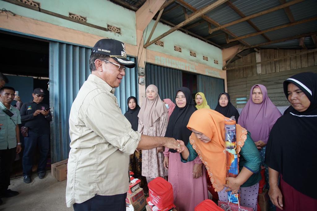 Gerak Cepat, Bupati Inhil HM Wardan Kunjungi dan Serahkan Bantuan Korban Bencana Angin Kencang Batu Ampar 