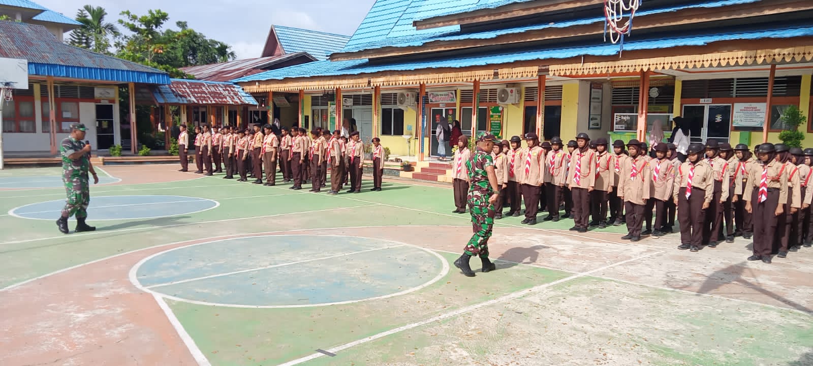 Serma Boy Babinsa Koramil 02/TM Berikan Pelatihan PBB Anak Pramuka di SMK Negeri 1 Tembilahan 