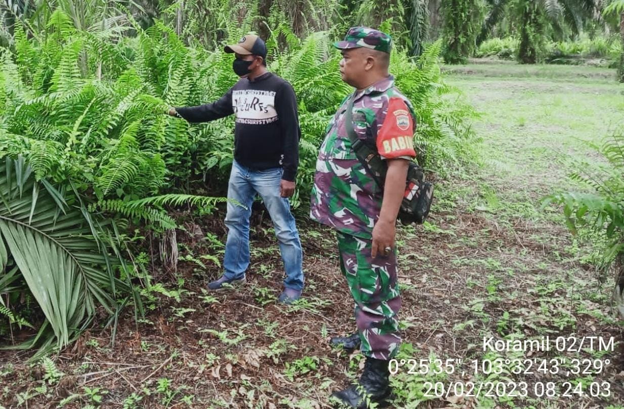 Cegah Karhutla, Babinsa Serda Yuli Hendra Laksanakan Patroli dan Sosialisasi Karhutla di Desa Sungai Lokan 