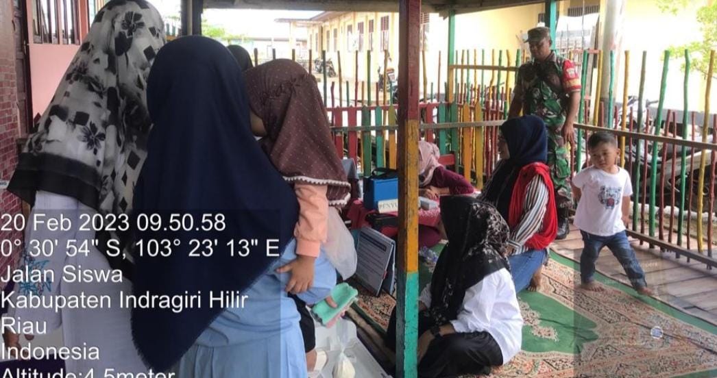 Sertu P Siregar Babinsa Koramil 02/TM Giat Pantauan Imunisasi di Posyandu Sakura Desa Tanah Merah 