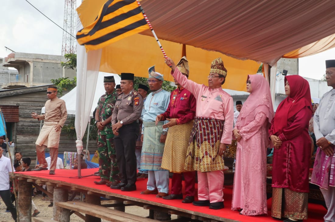 Bupati HM Wardan Melepas Pawai Ta’ruf MTQ ke-31 Tingkat Kecamatan Keritang di Desa Sencalang 