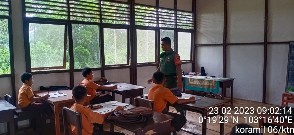 Tanamkan Disiplin dan Akhlak Mulia, Babinsa Koramil 06/KTM Praka Fiki Putra Beri Wasbang di Sekolah Dasar 