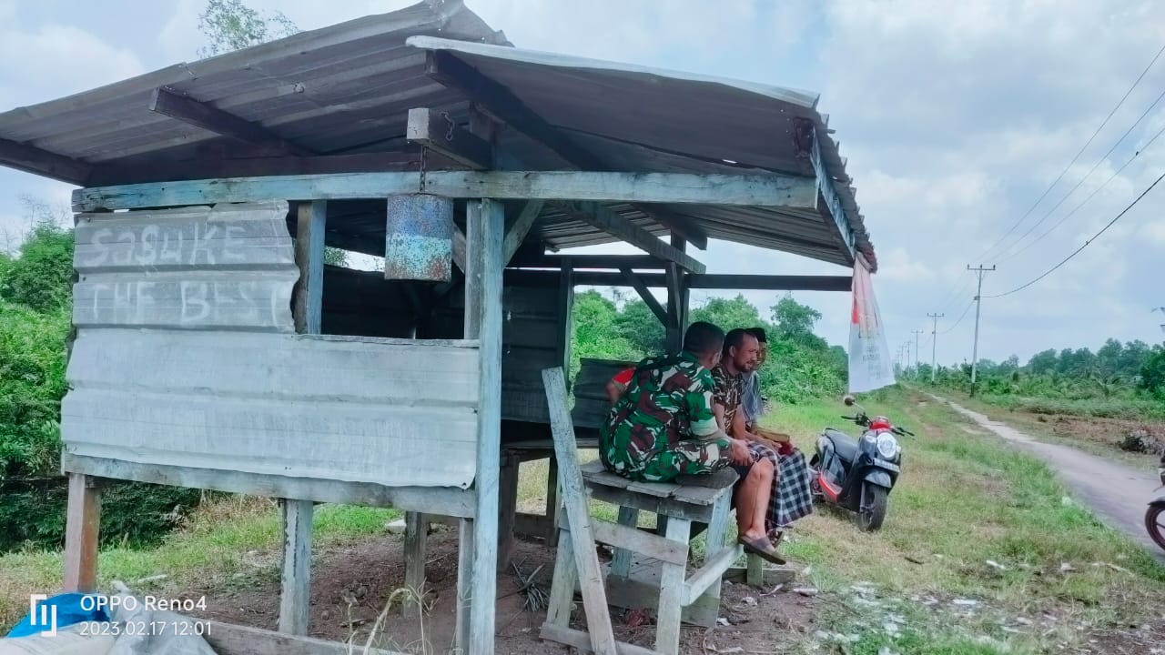 Babinsa Kopda Ferry Sinaga Laksanakan Komsos dengan Warga di kampung Pancasila 