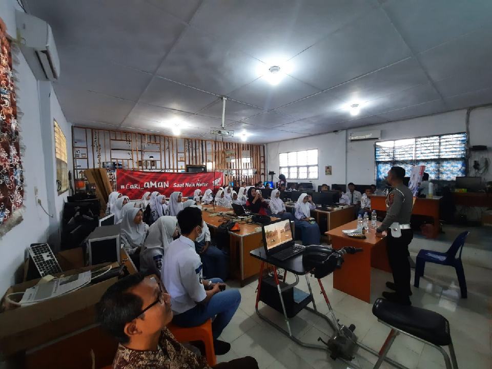 PT.AKA 1 Kisaran Bersama PT.Indako Trading Coy Melakukan Edukasi Keselamatan Berkendara