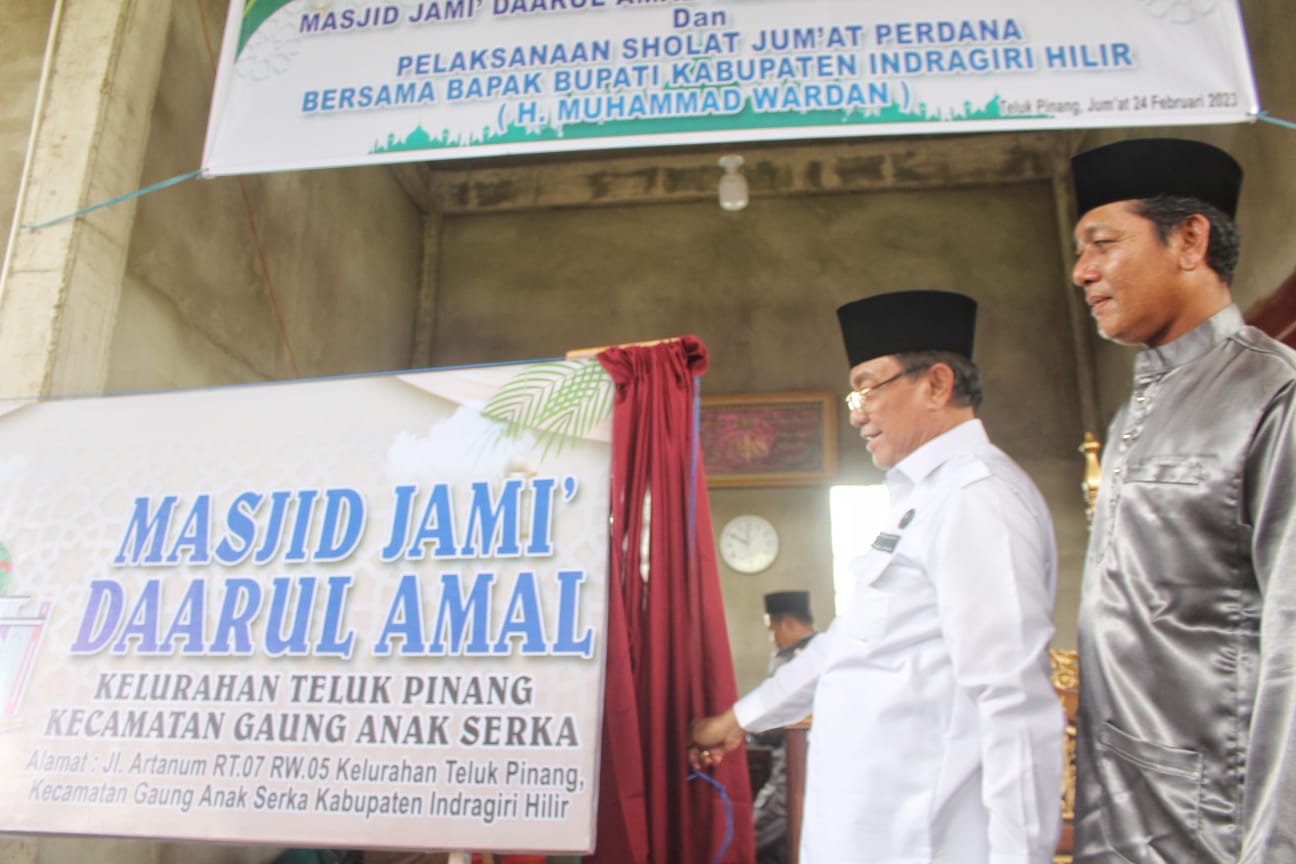 Resmikan Masjid Daarul Amal, Bupati HM Wardan Bersama Warga Teluk Pinang Laksanakan Sholat Jum’at Perdana 