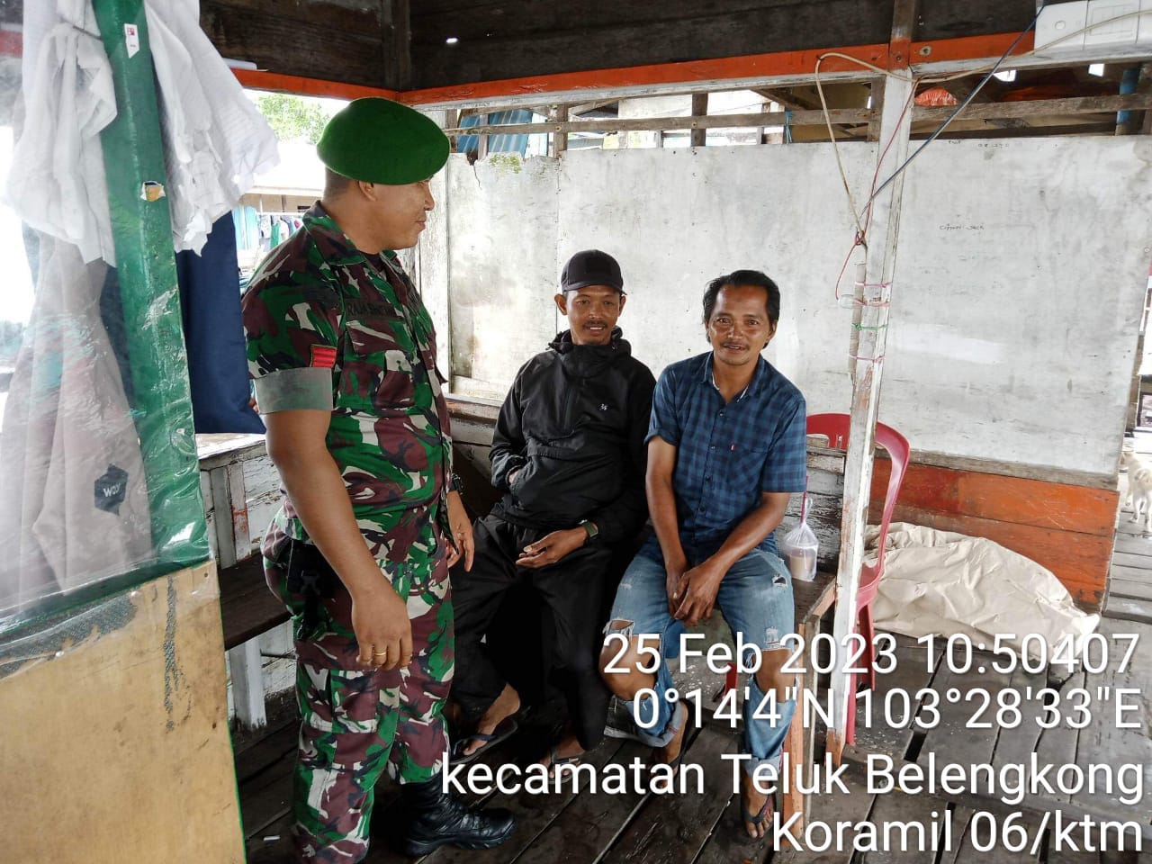 Jalin Hubungan Baik, Babinsa Desa Tunggal Rahayu Jaya Laksanakan Komsos dengan Warga Binaan Jalin Hubungan Baik, Babinsa Desa Tunggal Rahayu Jaya Laksanakan Komsos dengan Warga Binaan