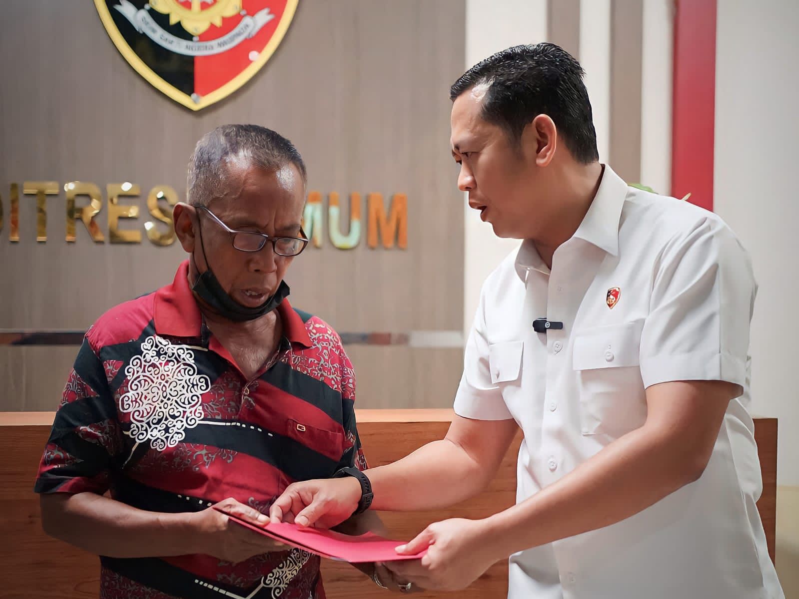 Kombes.Pol. Asep Darmawan, S.H., S.I.K. Berikan Santunan Korban Kejahatan Pencurian Spesialis Hipnotis