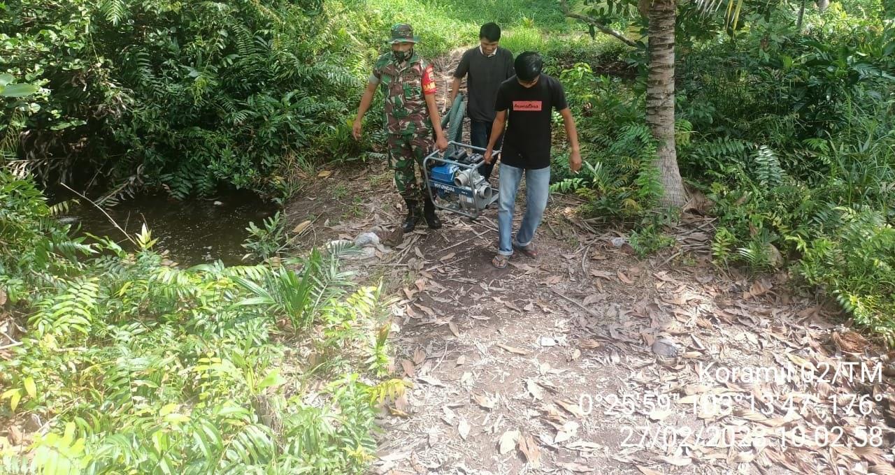 Rangka Mencegah Karhutla di Wilayah Binaan, Babinsa Kopda M Andrian Laksanakan Patroli Bersama Warga 