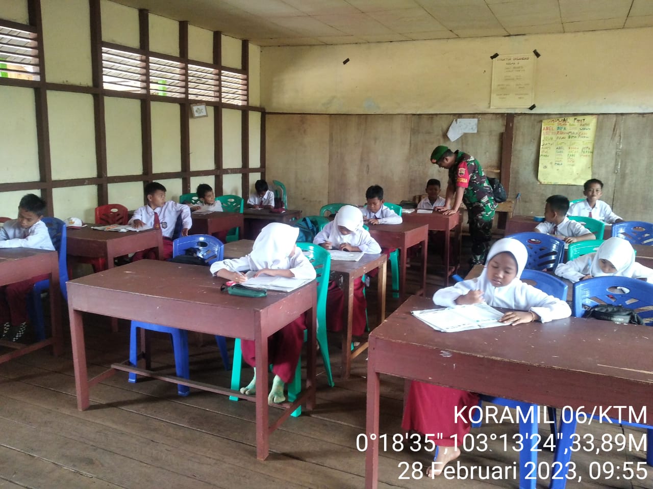 Babinsa Koramil 06/KTM Kopda Ferry Sinaga, Ajarkan Wasbang Kepada Murid-murid SD 