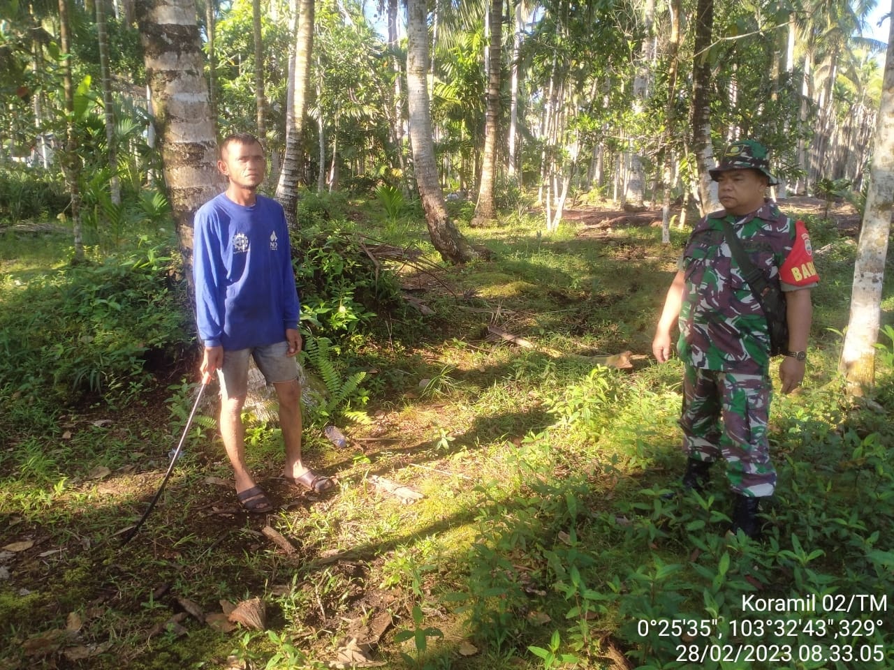 Temui Warga di Lokasi Patroli, Babinsa Serda Yuli Hendra Beri Sosialisasi Bahaya Karhutla