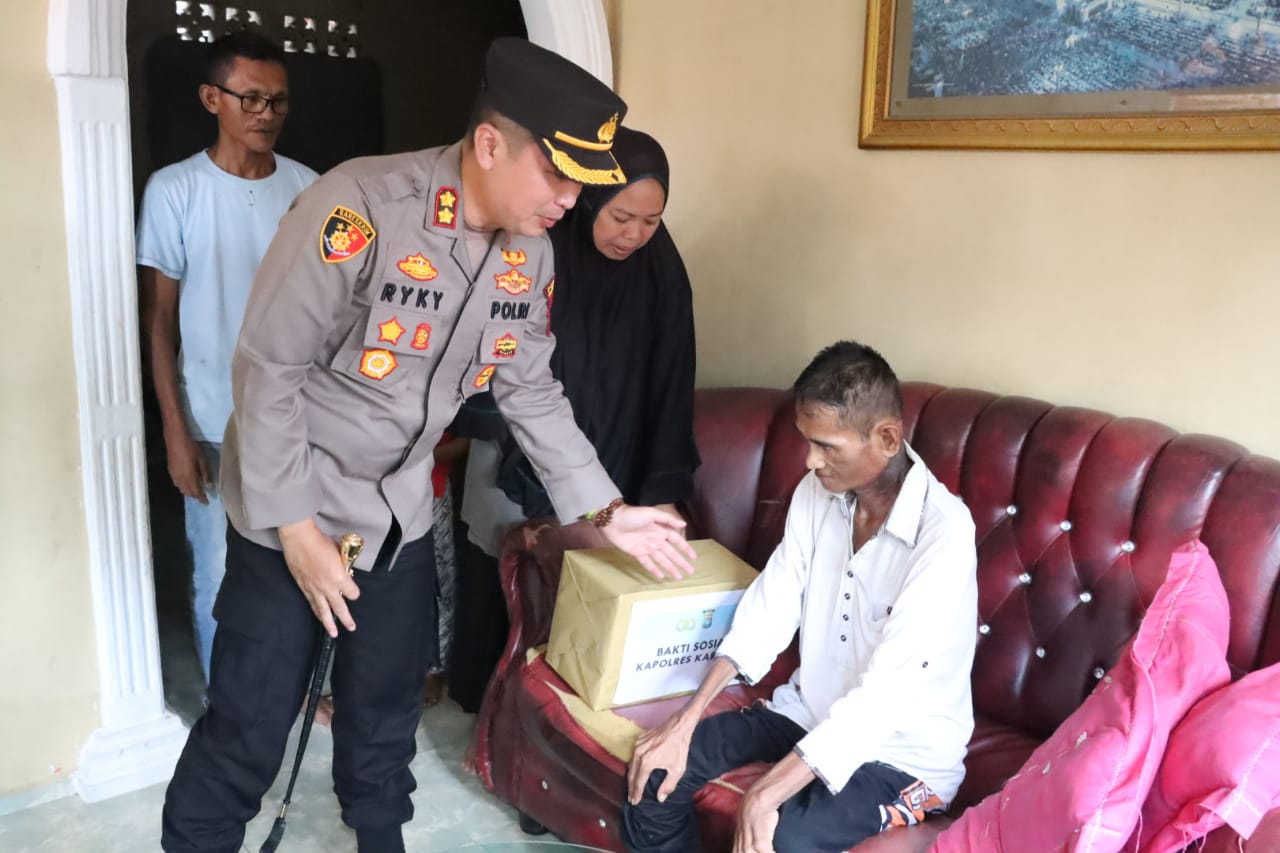 Kapolres Karimun Beri Bantuan Warga Pengidap Sakit Tumor