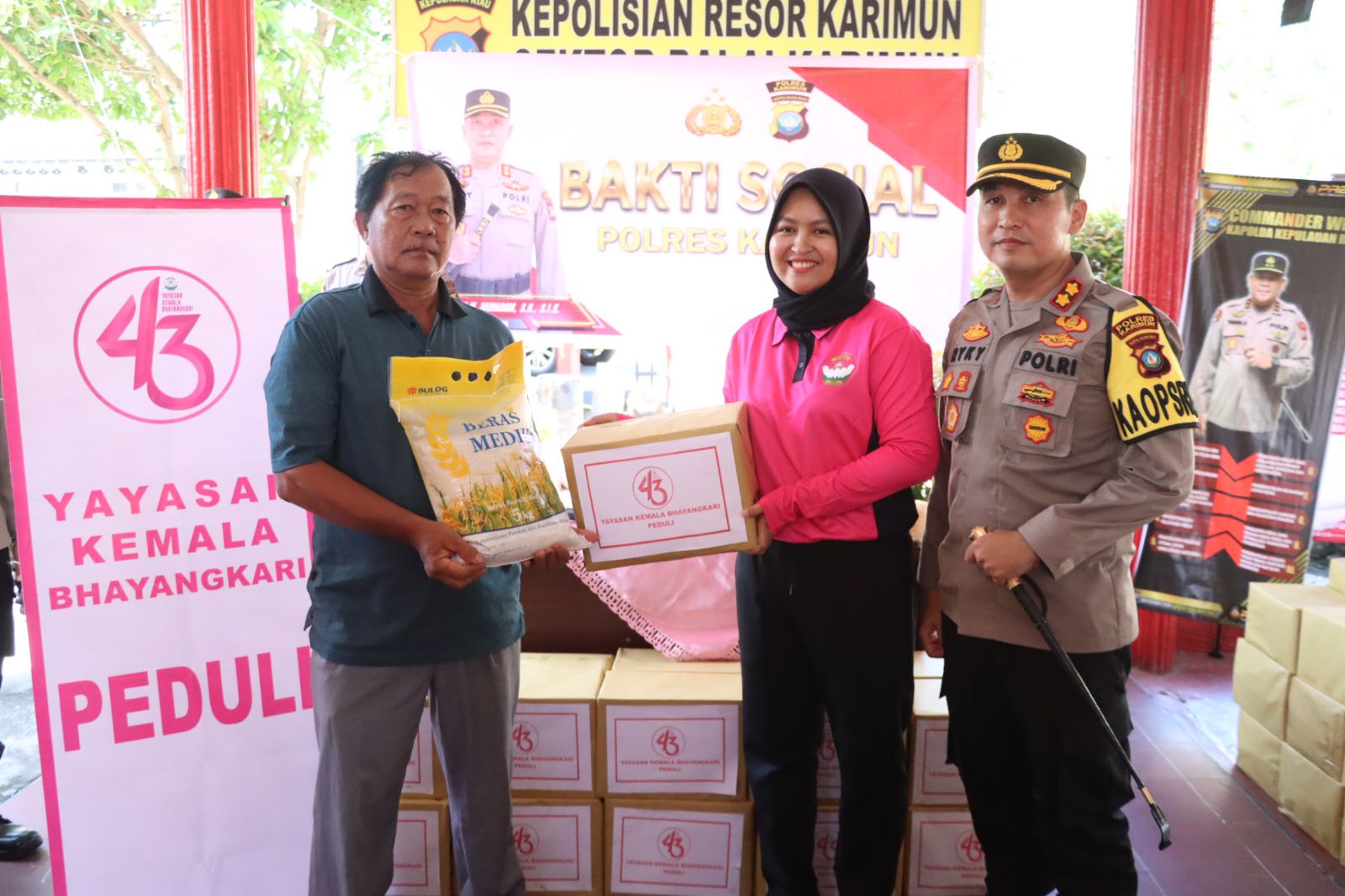 Kapolres Karimun Gelar Baksos, Serahkan Bantuan 120 Paket Sembako