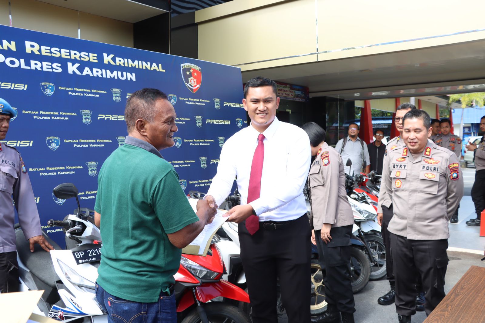 11 Korban Penipuan dan Penggelapan Kendaraan Bermotor Dapat Kembali Kendaraannya, Diserahkan Kapolres Karimun