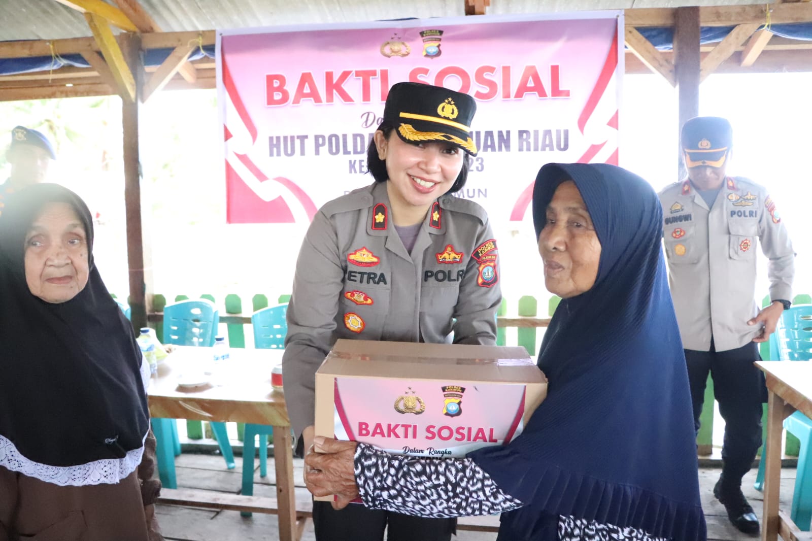 Polres Karimun Bagikan 30 Paket Sembako di Desa Parit