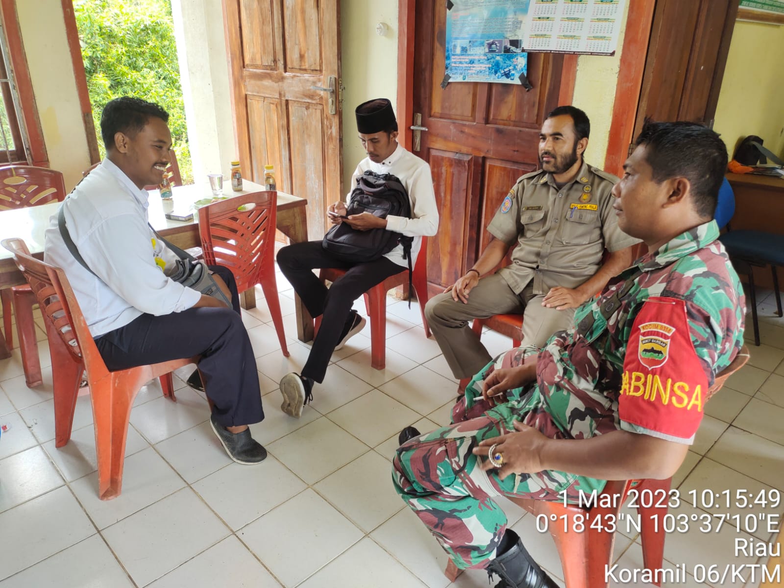 Jalin Keakraban, Babinsa Koramil 06/KTM Koptu Al Alim Giat Komsos dengan Staf Desa Teritip 