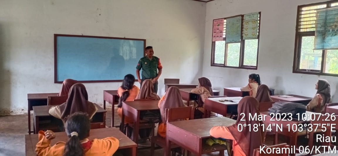 Pelajar di SMP N 1 Kelurahan Bandar Sri Gemilang dapat Meteri Wasbang dari Babinsa 