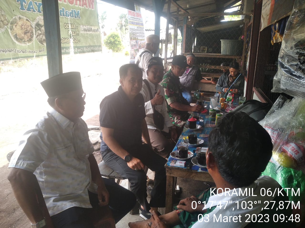 Babinsa Kopda Abdul Haris Komsos dengan Ketua DPRD Inhil bersama Masyarakat di Desa Penjuru 