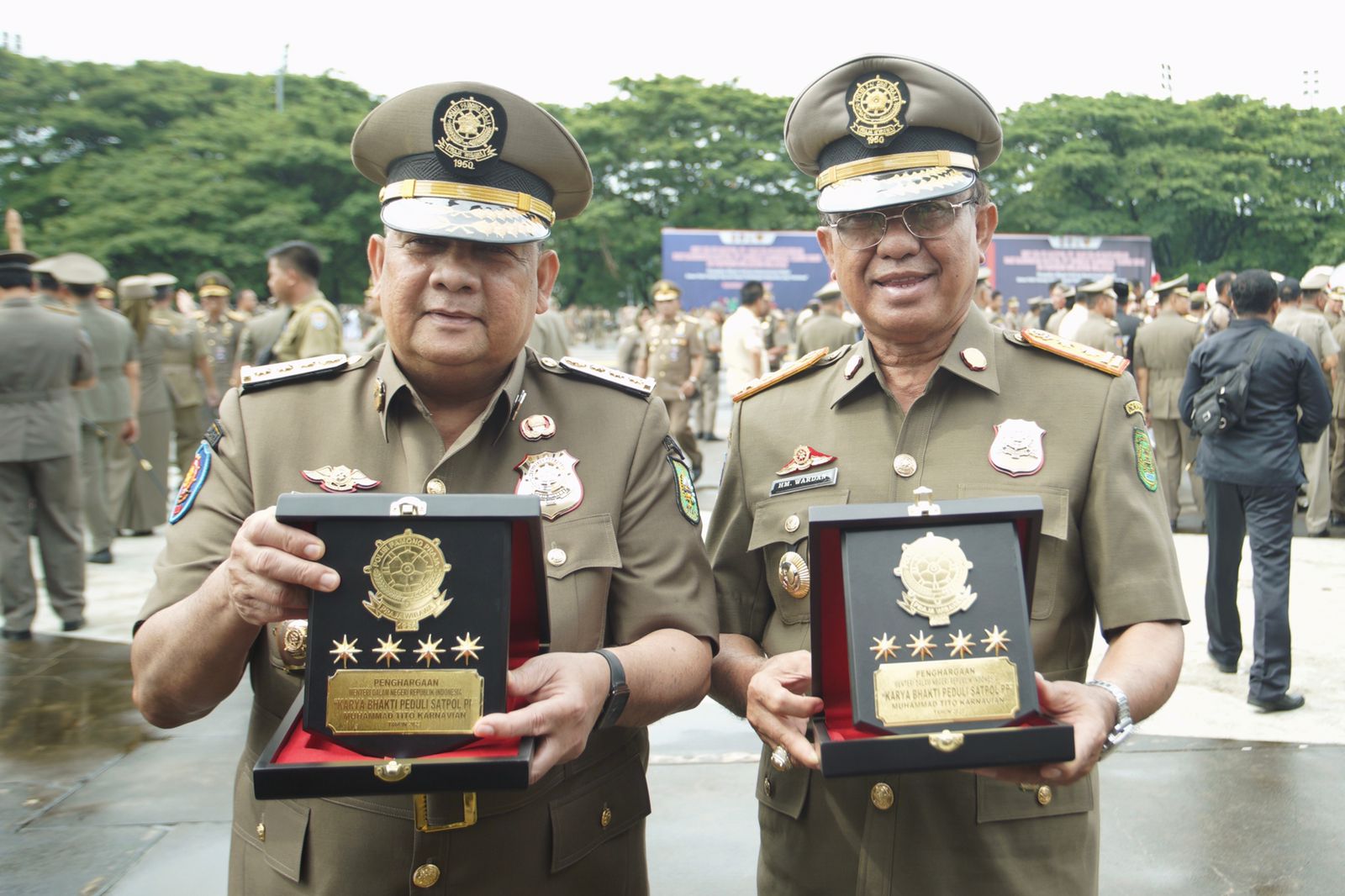 HUT ke- 73 Satpol PP dan 61 Satlinmas, Bupati Inhil dapat Penghargaan dari Menteri Dalam Negeri RI 