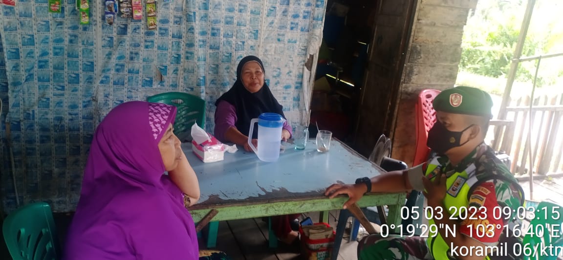 Jaga Hubungan Silaturahmi , Babinsa Praka Fiki Putra Laksanakan Komsos dengan Ibu-ibu di Wilayah Binaan Jaga Hubungan Silaturahmi , Babinsa Praka Fiki Putra Laksanakan Komsos dengan Ibu-ibu di Wilayah Binaan