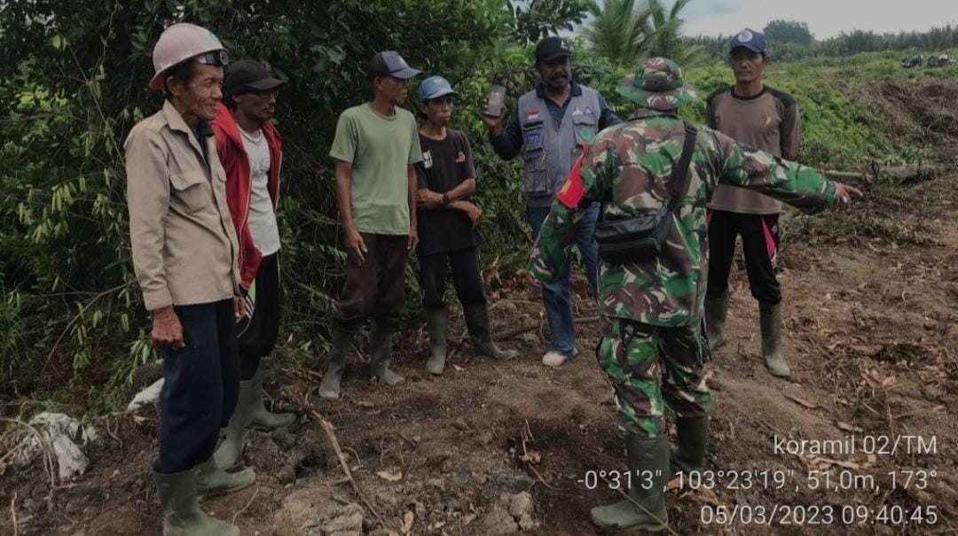 Bersama MPA, Babinsa Sertu P Siregar Laksanakan Patroli dan Sosialisasi Karhutla di Wilayah Binaan 