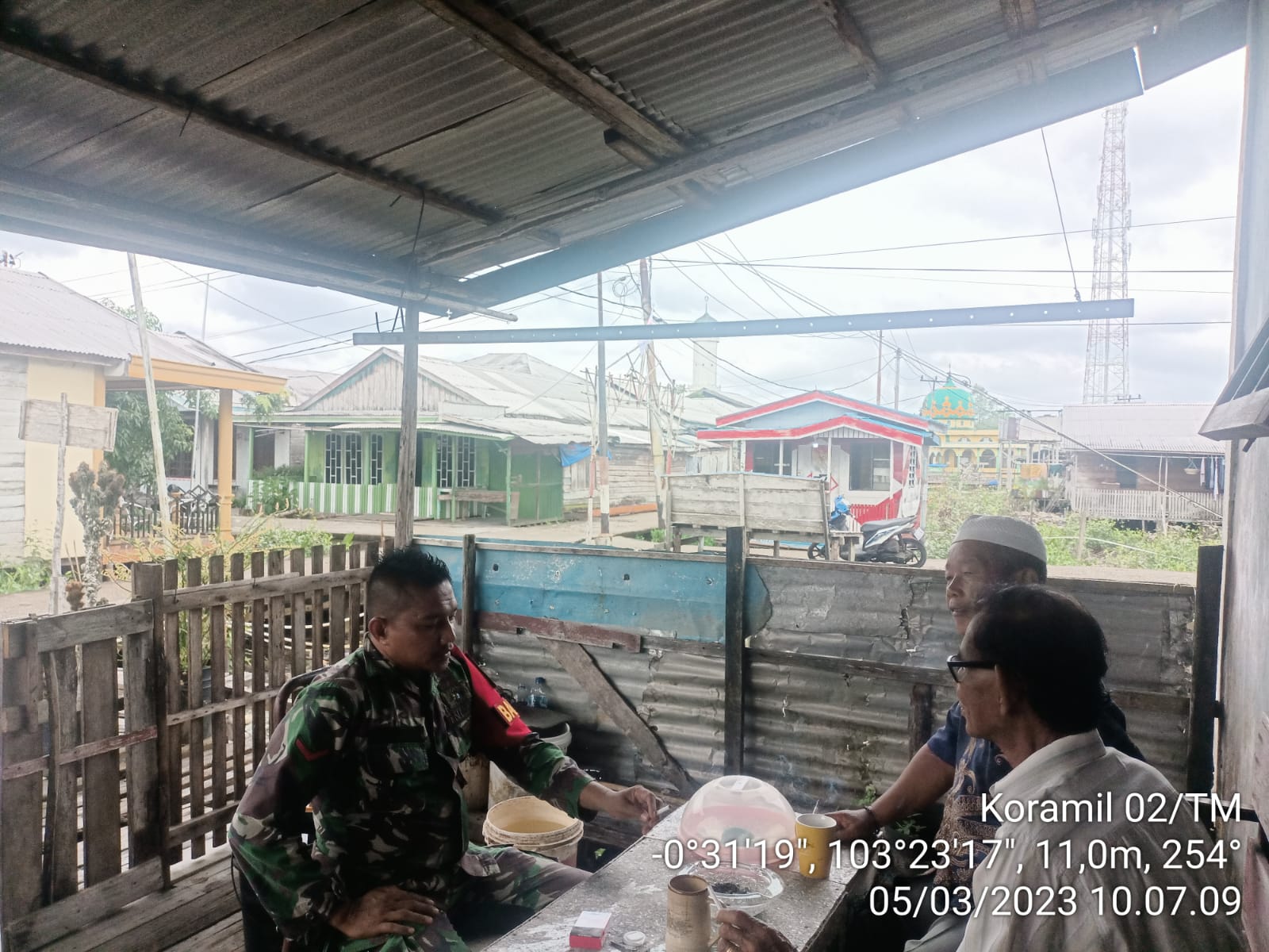 Jaga Hubungan Baik, Babinsa Koramil 02/TM Laksanakan Komsos dengan Tokoh Masyarakat di kampung Pancasila Jaga Hubungan Baik, Babinsa Koramil 02/TM Laksanakan Komsos dengan Tokoh Masyarakat di kampung Pancasila