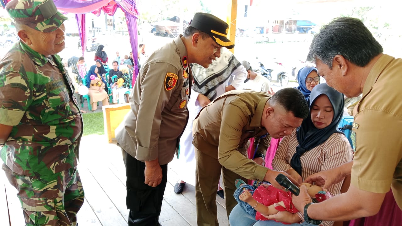 Sertu Jonni Pasaribu Hadiri Pembukaan Vaksin Polio untuk Anak Balita di Kantor Camat Kateman 