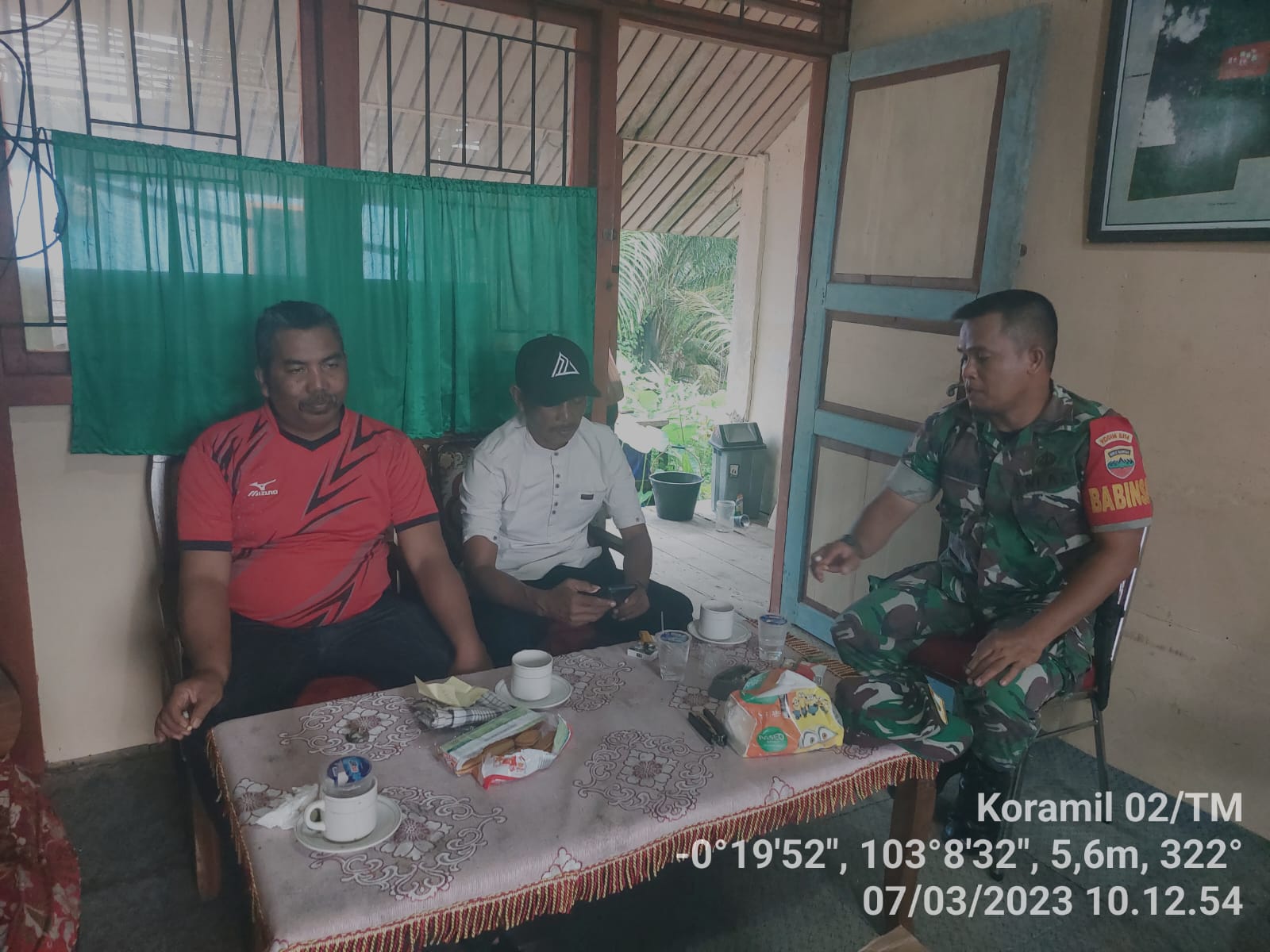Serda Agusmi Babinsa Koramil 02/TM Jalin Komsos dengan Staf Desa Tekulai Hilir Serda Agusmi Babinsa Koramil 02/TM Jalin Komsos dengan Staf Desa Tekulai Hilir
