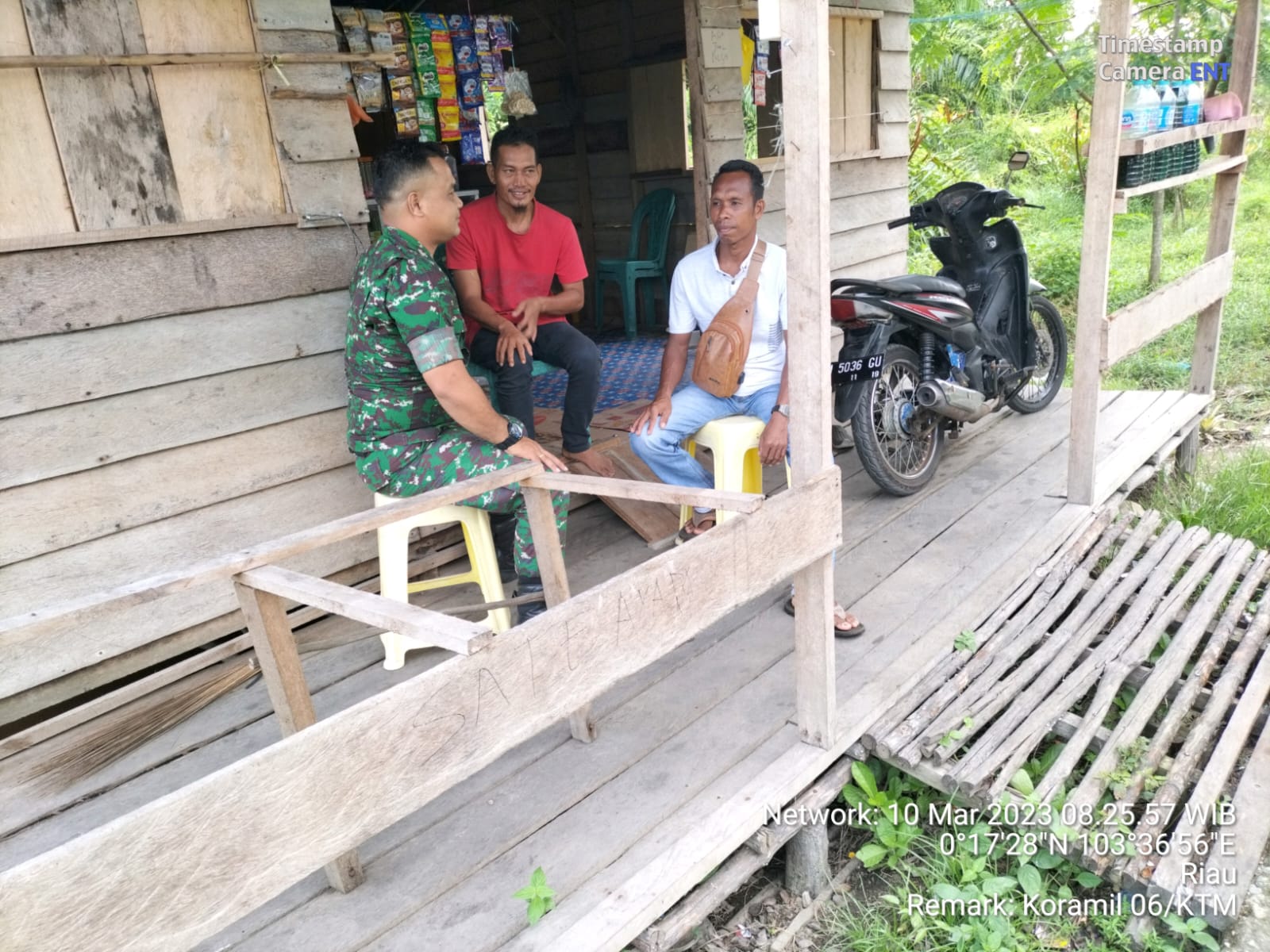 Jalinan Keakraban, Babinsa Serda Edili Zalukhu Laksanakan Komsos di Wilayah Binaan 