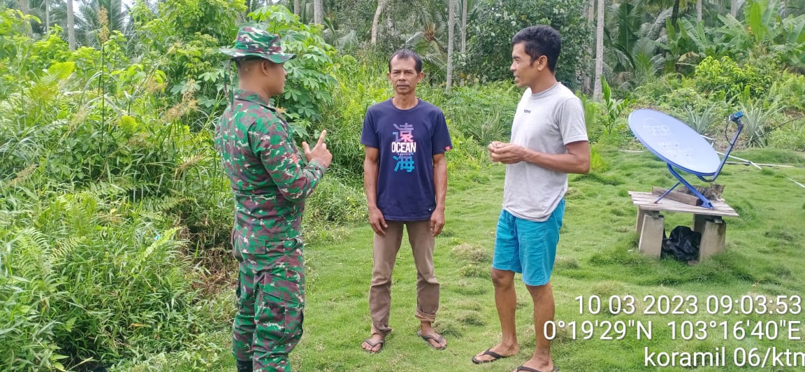 Jaga Wilayah Binaan, Babinsa Praka Fiki Putra Laksanakan Rutin Patroli dan Sosialisasi Karhutla 