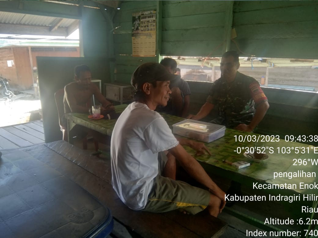 Memfaatkan Warkop, Babinsa Sertu HM Sibarani Anjangsana Berbaur dengan Elemen Masyarakat di Pengalihan Memfaatkan Warkop, Babinsa Sertu HM Sibarani Anjangsana Berbaur dengan Elemen Masyarakat di Pengalihan
