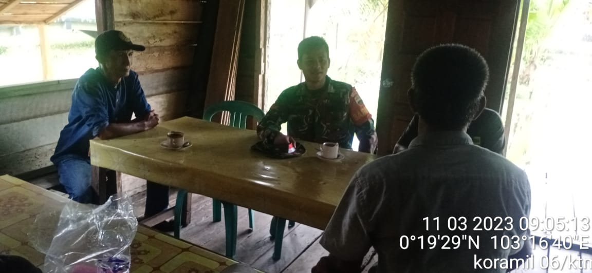 Menjalin Kemanunggalan TNI dengan Rakyat, Babinsa Praka Fiki Putra Laksanakan Komsos di Wilayah Binaan 