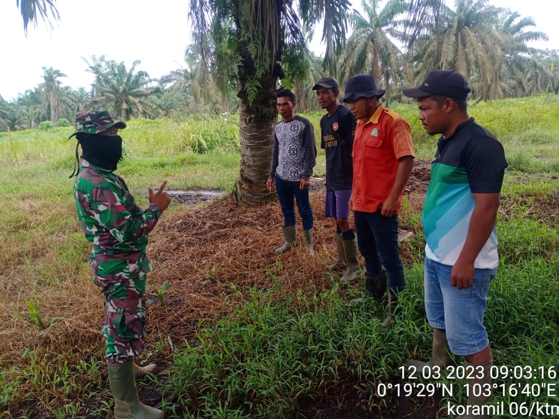 Babinsa Desa Hibrida Jaya Praka Fiki Laksanakan Patroli dan Sosialisasi Karhutla 