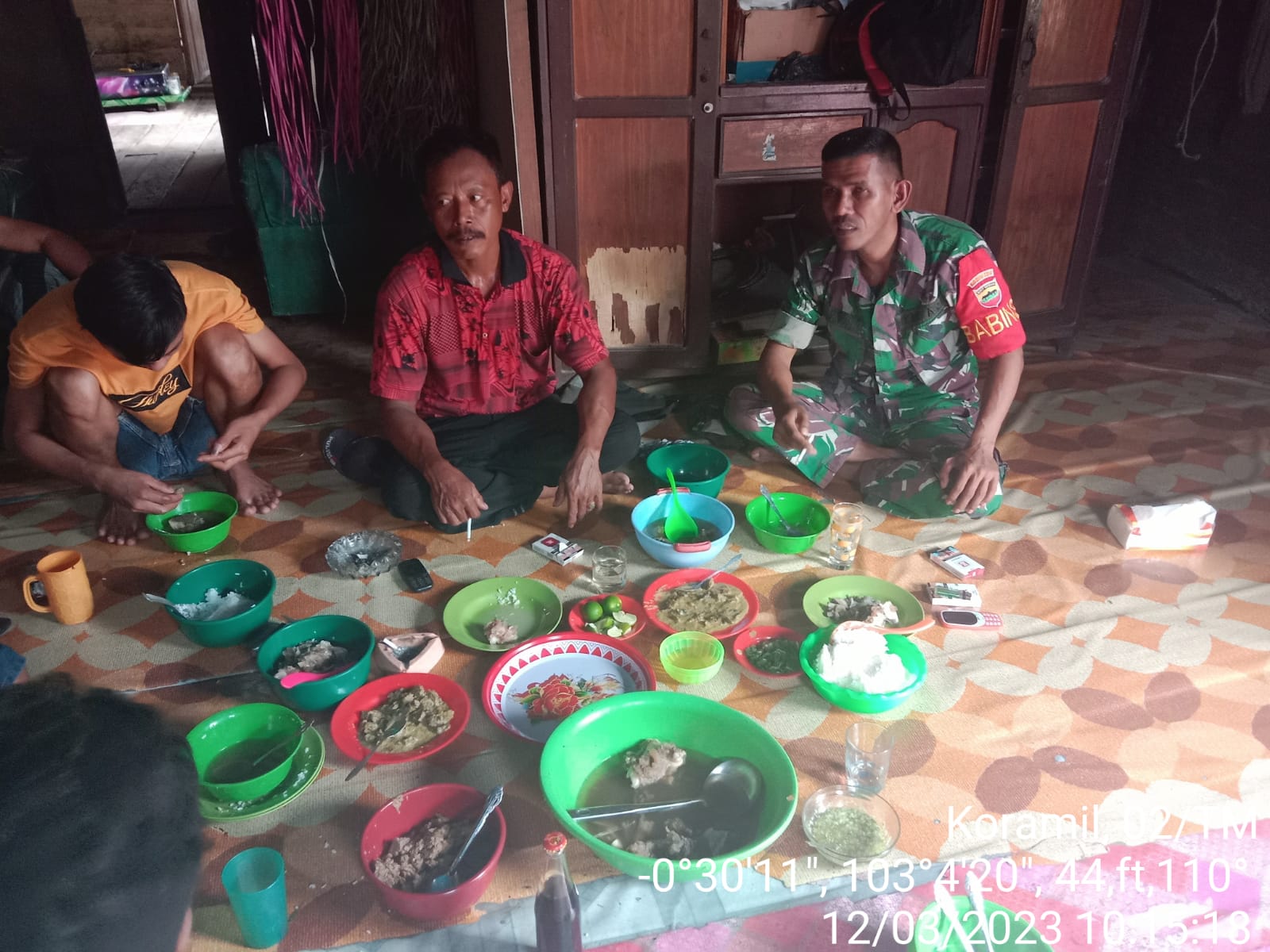 Jalin Keakraban, Babinsa Desa Sungai Rukam Serda Oki Sandra Laksanakan Komsos dengan Warga Binaan 