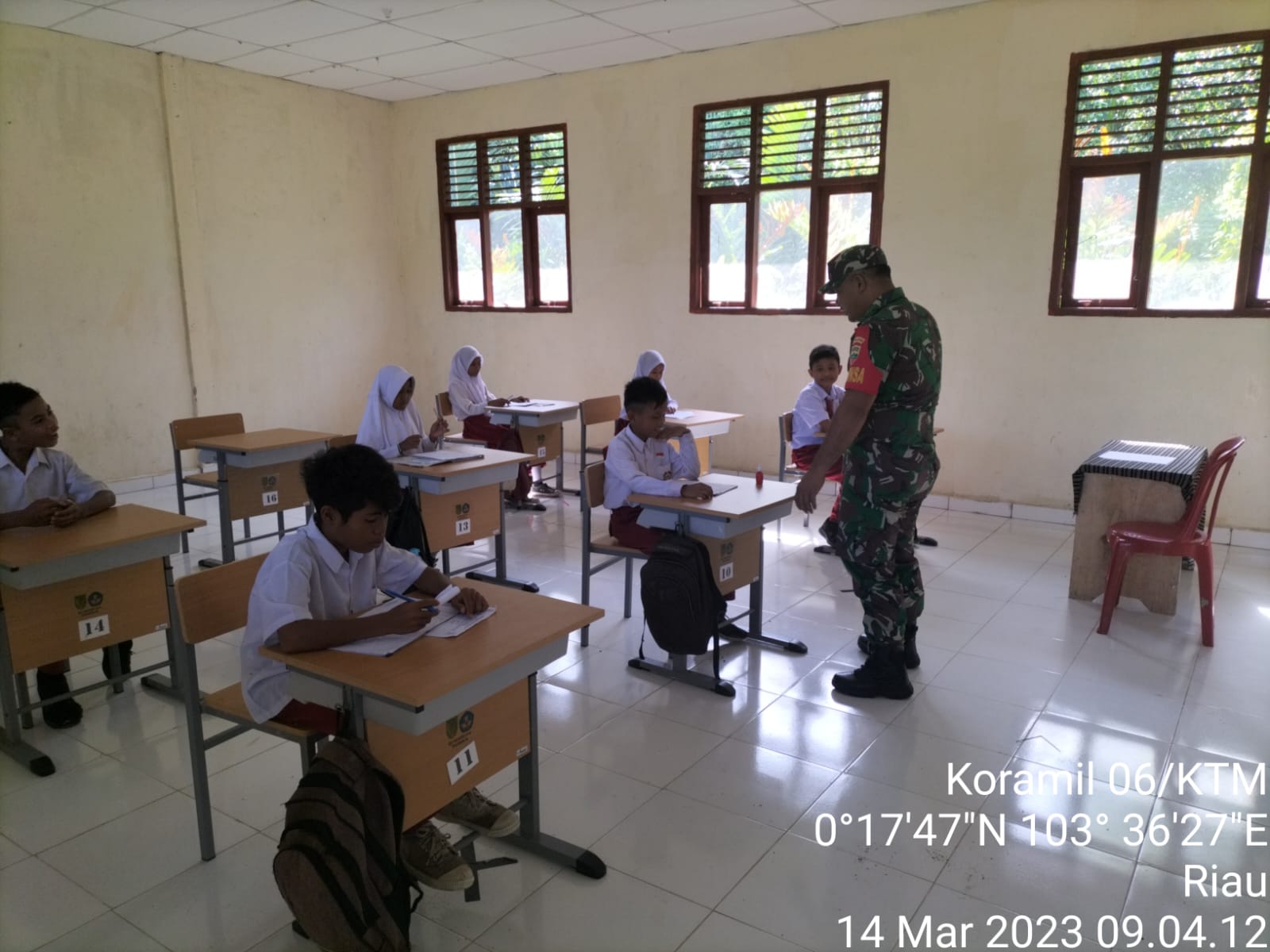 Babinsa Koramil 06/KTM, Berikan Bekal Wasbang untuk Memupuk Rasa Cinta Tanah Air di SDN 19 Makmur Jaya 