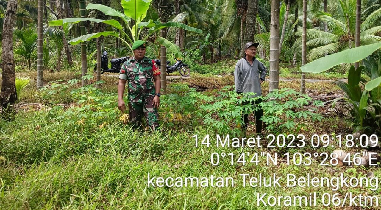 Babinsa Raja Oloan Sihotang Giat Patroli dan Sosialisasi Karhutla di Wilayah Binaan 