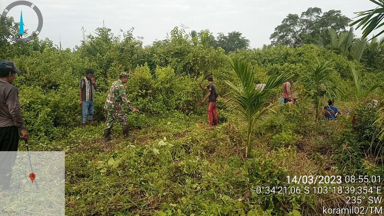 Babinsa Koramil 02/TM Laksanakan Goro Bersihkan Semak Belukar di Wilayah Binaan 