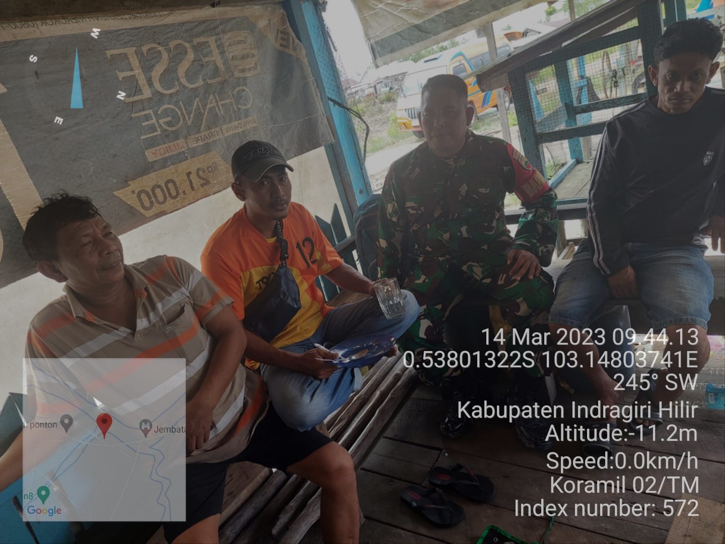 Penuh Kedekatan, Babinsa Serda M Pasaribu Bercanda Gurau dengan Warga Binaan saat Laksanakan Komsos Penuh Kedekatan, Babinsa Serda M Pasaribu Bercanda Gurau dengan Warga Binaan saat Laksanakan Komsos