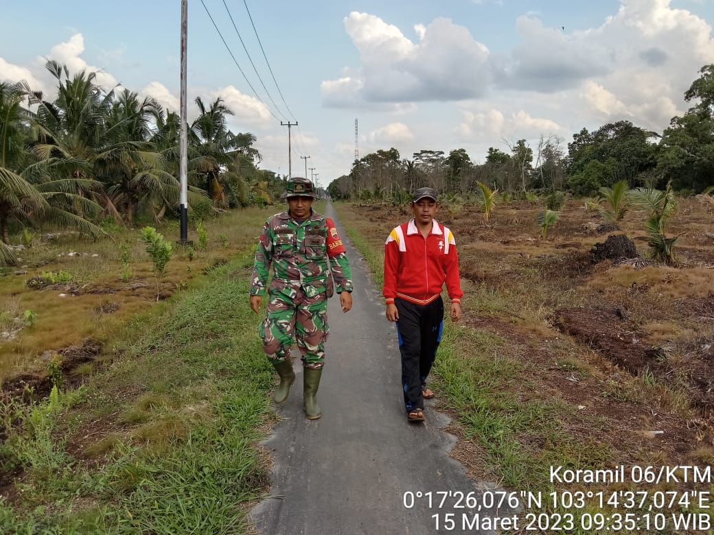 Rangka Antisipasi Kebakaran, Babinsa Praka Riski Amanda BB Laksanakan Patroli dan Sosialisasi Karhutla di Wilayah Binaan 