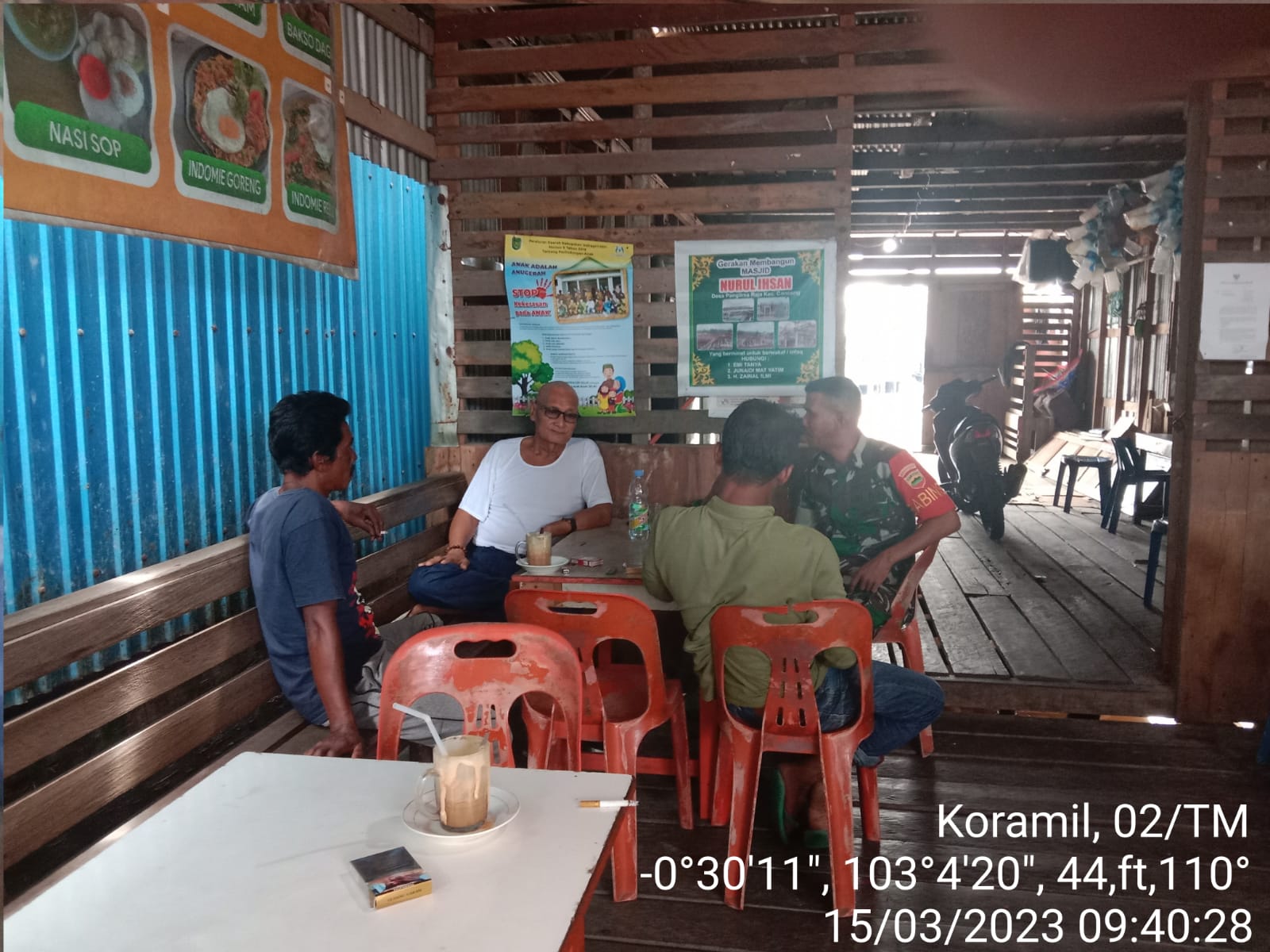 Anjangsana Berbaur dengan Elemen Masyarakat, Babinsa Oki Sandra Laksanakan Komsos di Wilayah Binaan Anjangsana Berbaur dengan Elemen Masyarakat, Babinsa Oki Sandra Laksanakan Komsos di Wilayah Binaan