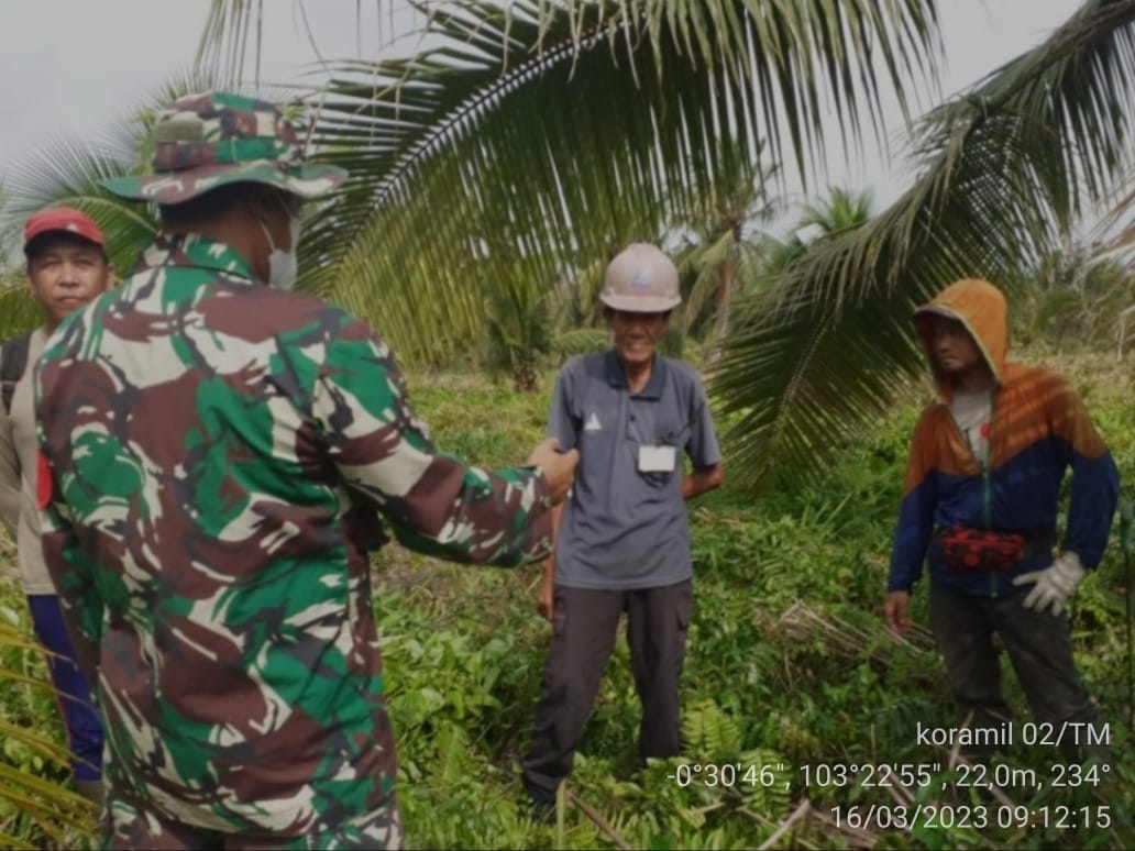 Giat Patroli, Babinsa Sertu P Siregar Beri Sosialisasi Kepada Masyarakat Larangan Membakar Lahan 