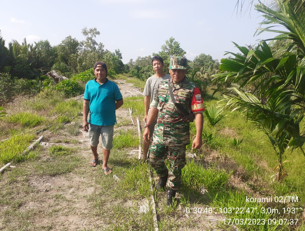 Sertu P Siregar Laksanakan Patroli dan Sosialisasi Karhutla di Desa Tanah Merah 