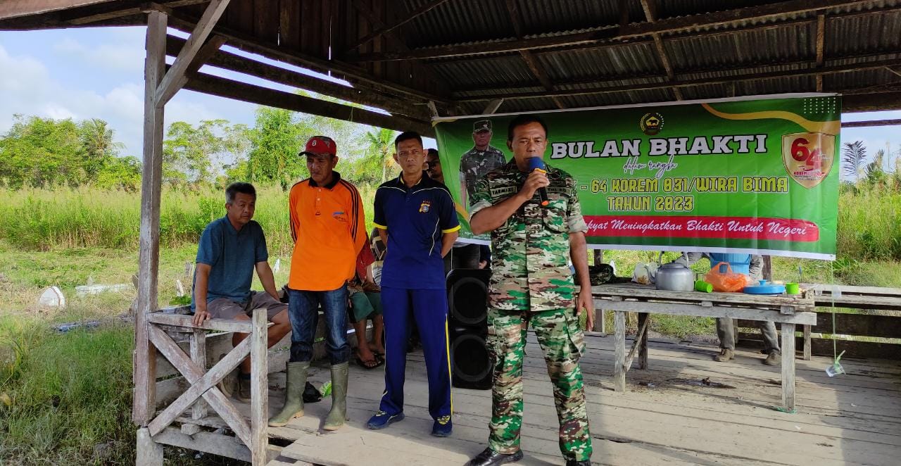 Bulan Bhakti HUT ke- 64 Korem 031/WB, Koramil 12/BTK Taja Gotong Royong Bersama di TPU Al- Ikhlas 