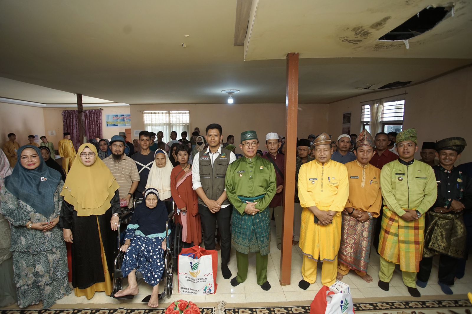 Bupati Inhil HM Wardan Serahkan Bantuan Atensi dari Kemensos RI Kepada 52 Orang PPKS