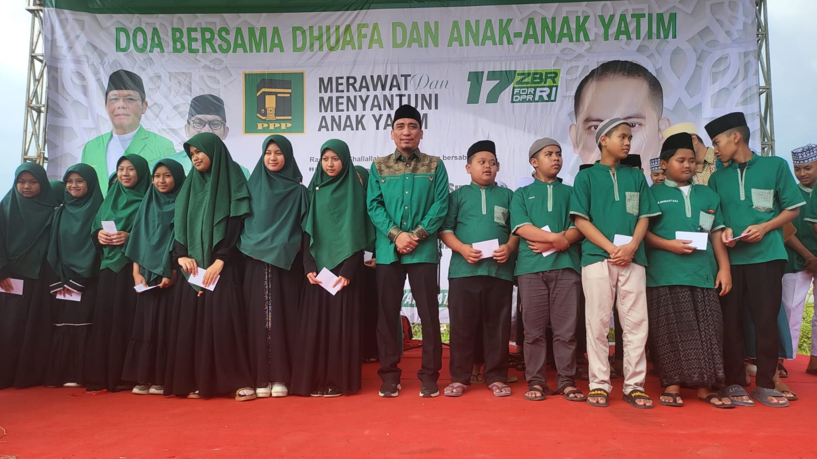 Rusli Effendi dan Ikbal Sayuti Berikan Santunan Duafa dan Anak Yatim di Sukabumi
