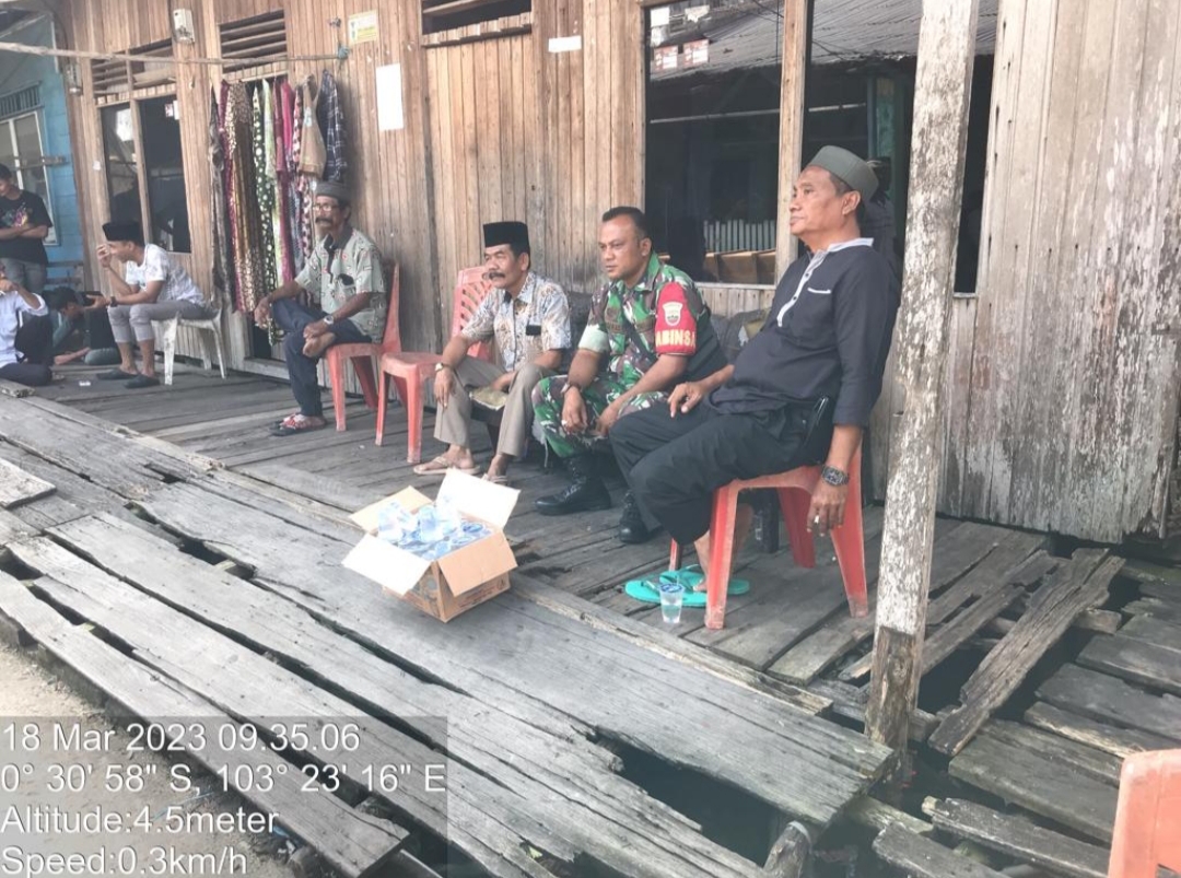 Ciptakan Kedekatan, Babinsa Koramil 02/TM Sertu P Siregar Laksanakan Komsos dengan Warga Desa Binaan Ciptakan Kedekatan, Babinsa Koramil 02/TM Sertu P Siregar Laksanakan Komsos dengan Warga Desa Binaan